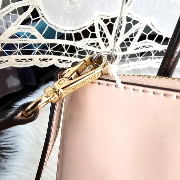 🆑️ MICHAEL Michael Kors Pale Pink Wristlet Golden Metal Hardware Patent Leather - Picture 5 of 17